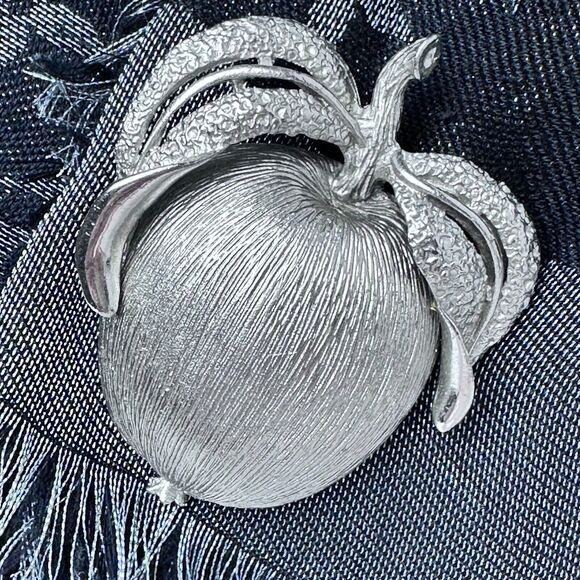 Sarah Coventry Vintage Silver Tone Apple Delight Brooch Pin Fashion Accessory I - Picture 6 of 16